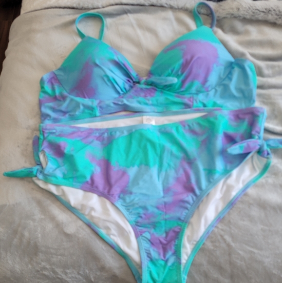 2 piece plus size bathing suit from Meet Curve - Picture 1 of 3